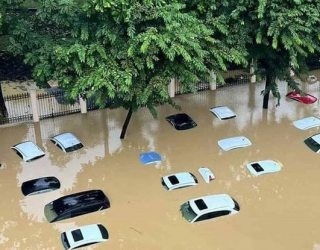 Xe đỗ vùng ngập nước có nên tháo ắc-quy?